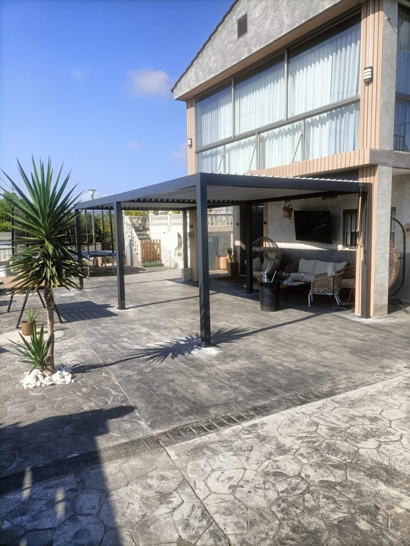 Pérgola bioclimática en terraza